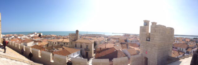 Vue panoramique sur la mer, depuis l'église forteresse des Saintes Maries de la Mer