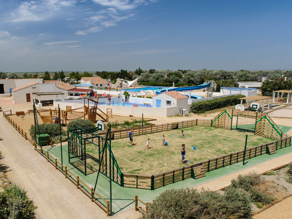 Derrière l'espace aquatique, se trouve un vaste terrain multi-sport et une aire de jeux pour les enfants