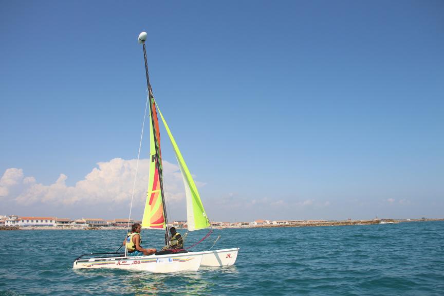 Ecole de Voile propose des stages de catamaran, optimist et planche à voile